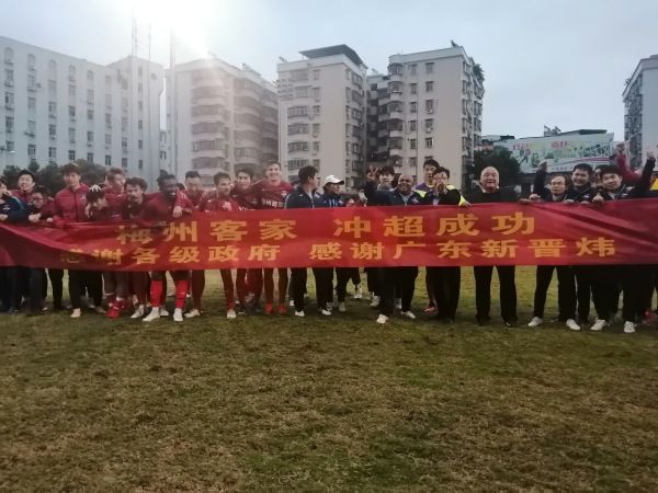 大胸的邻家少女